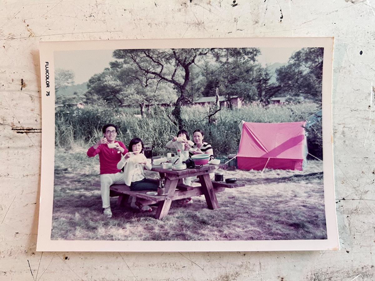 みなくちなほこさんの幼少期のキャンプで食事をしている写真
