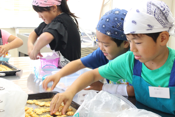 子ども専門のお菓子教室「キッズファクトリー」でのクッキー作りの様子