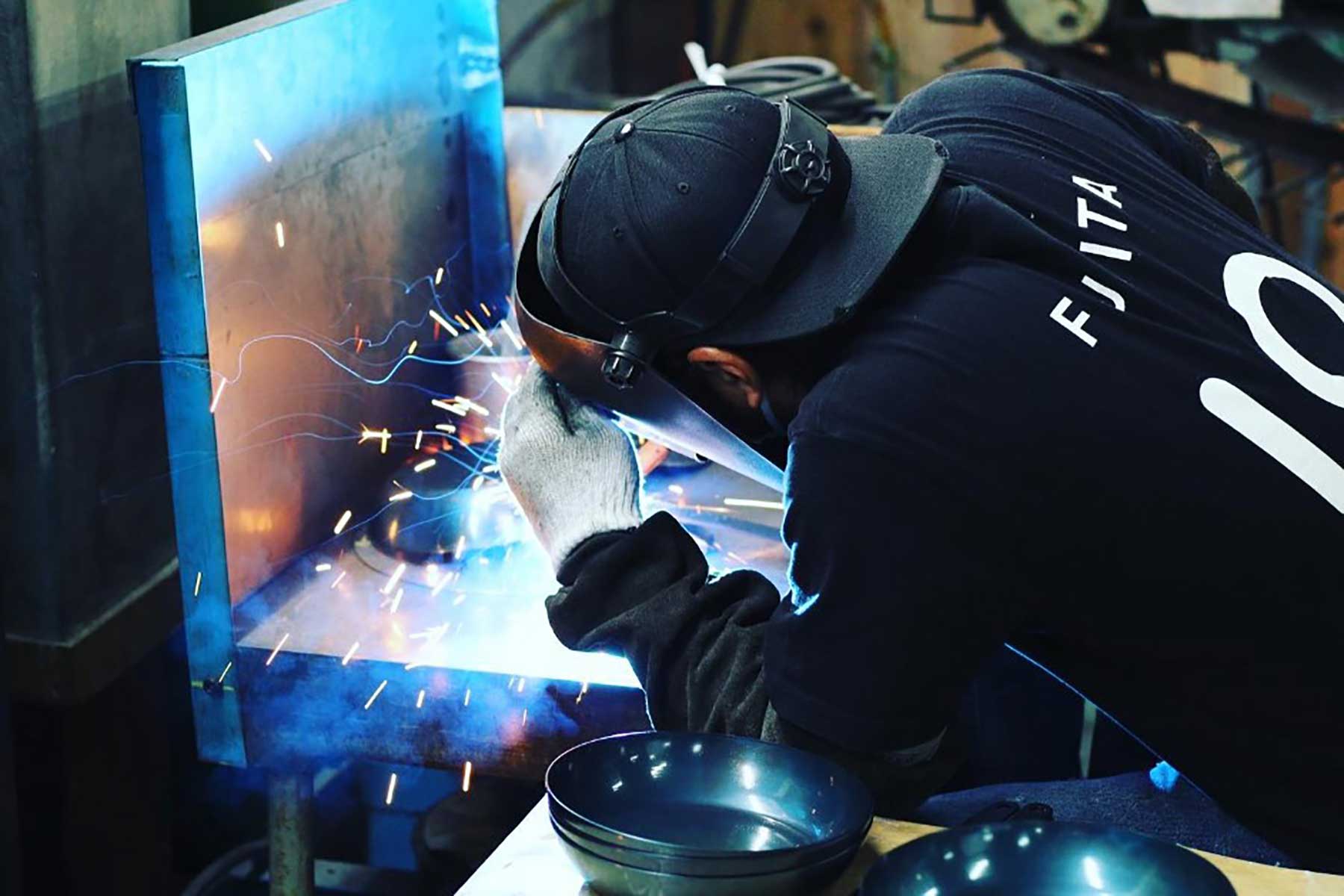 鉄フライパンを世界へ。職人技とデザインを融合する藤田金属の